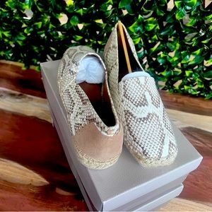 Super cute snake print flats 😍